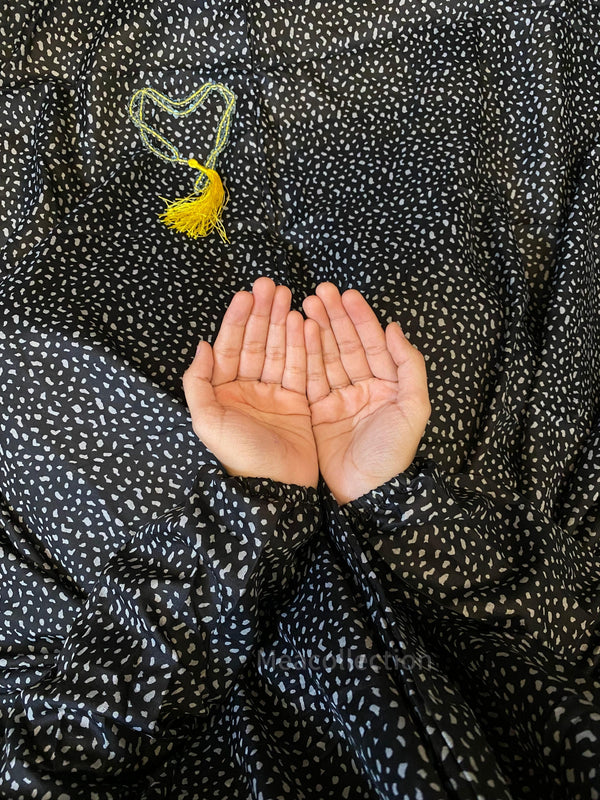 Namaz-Chadar-With-Sleeves-Black-dots